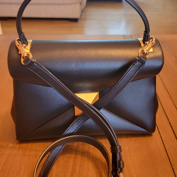 Elegant Black and Gold Women's Handbag - Picture 6 of 11